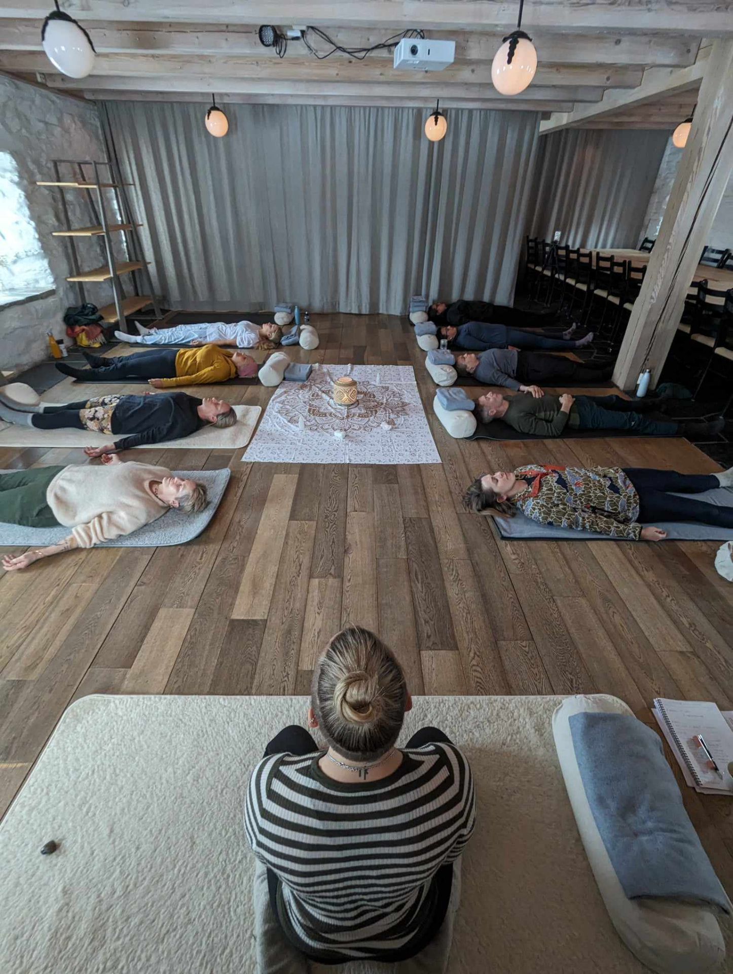 Yogaøkt med breathwork i historiske lokaler i Bortistu