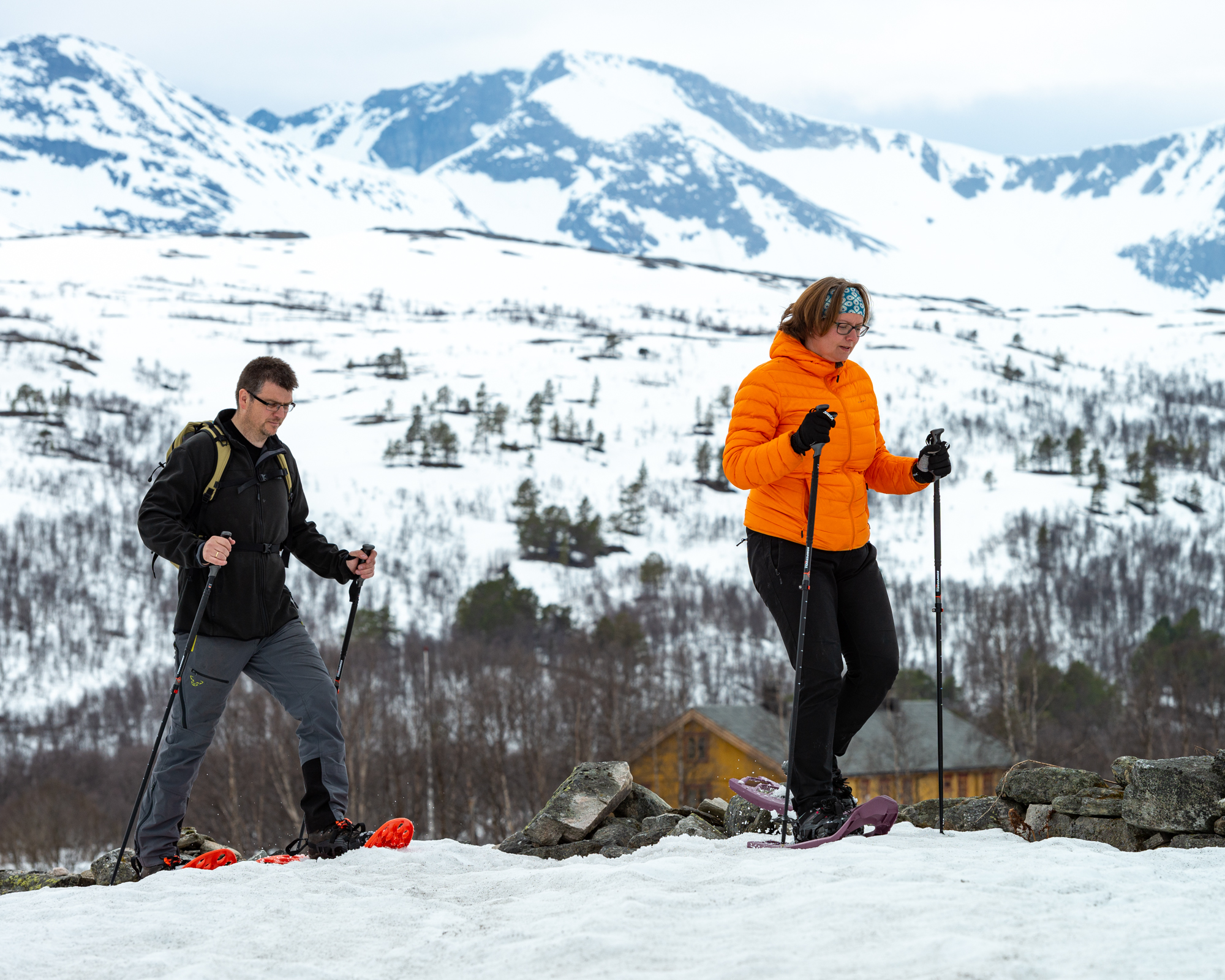 Par på truger i vinterfjellet
