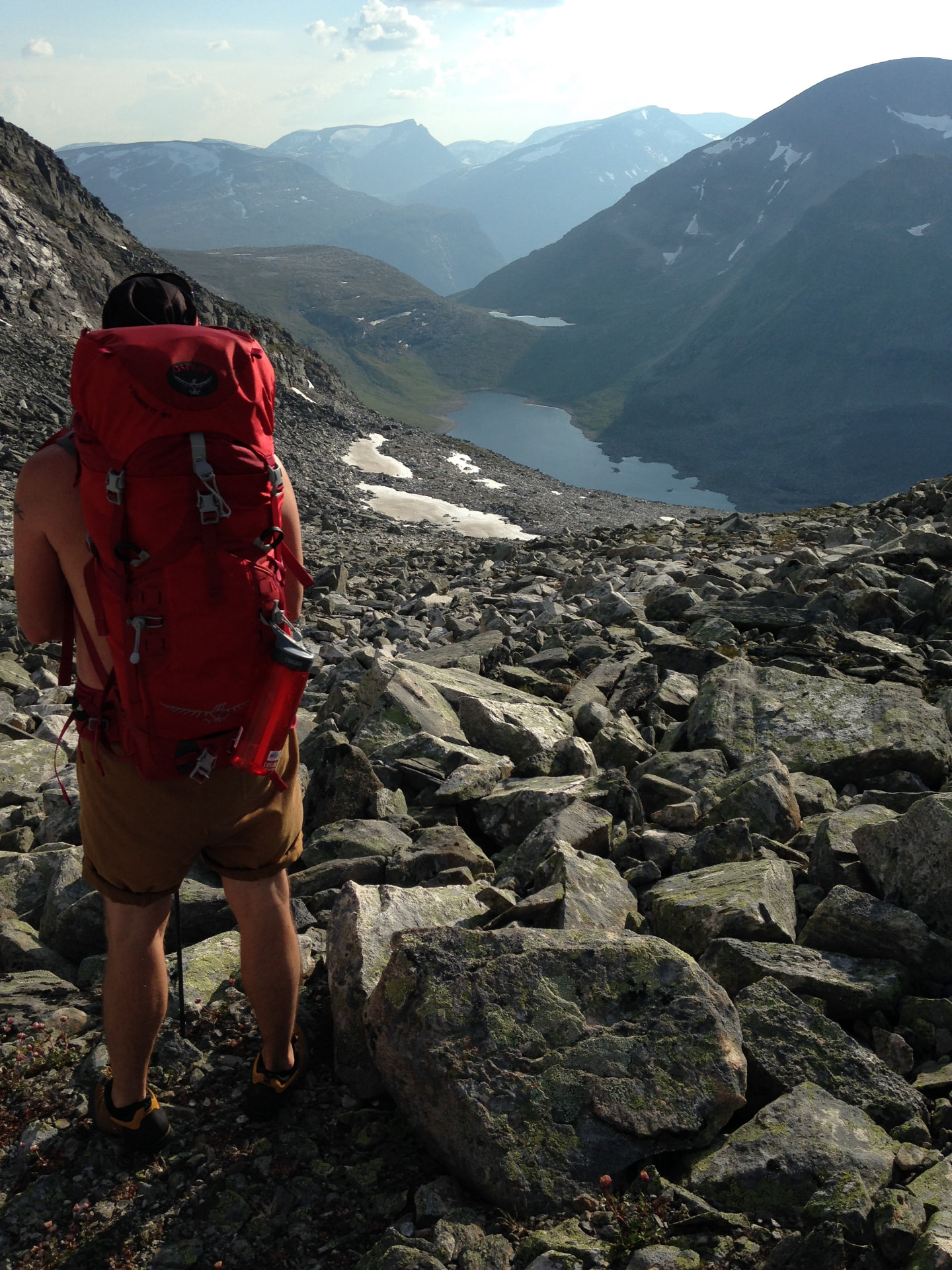 Fjelltur med sekk med utsikt over Storlidalen