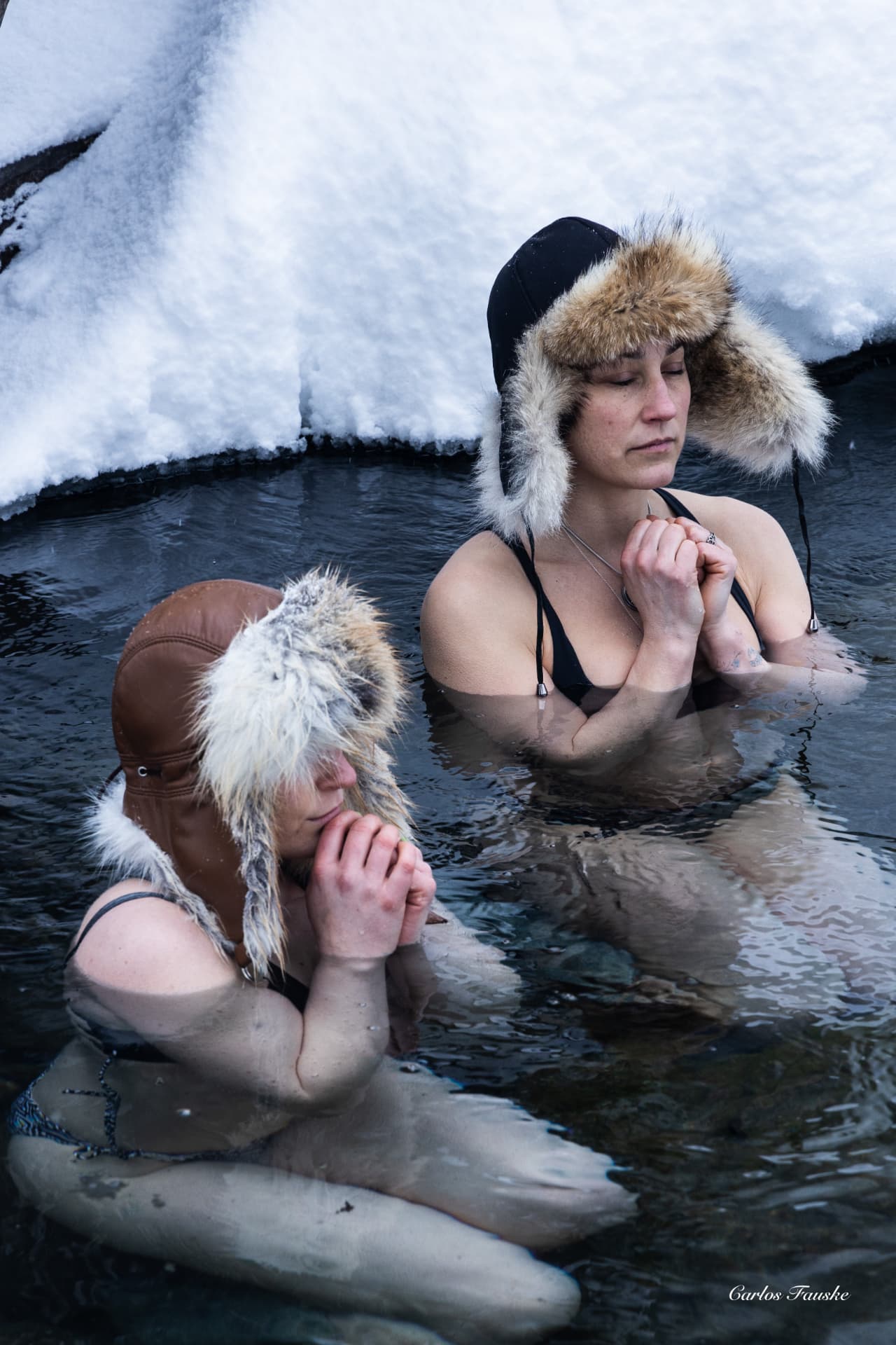Isbad i iskald elv med snø i Trollheimen