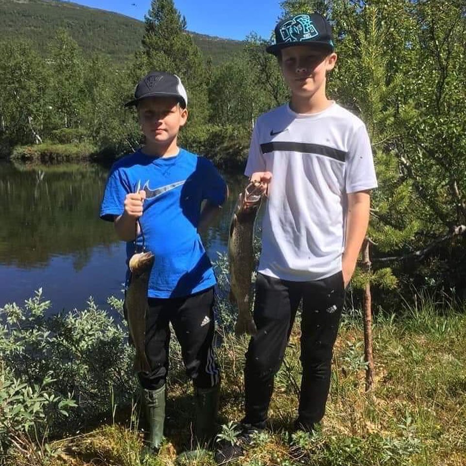 Barn med fangst etter fisketur i fjellvatna
