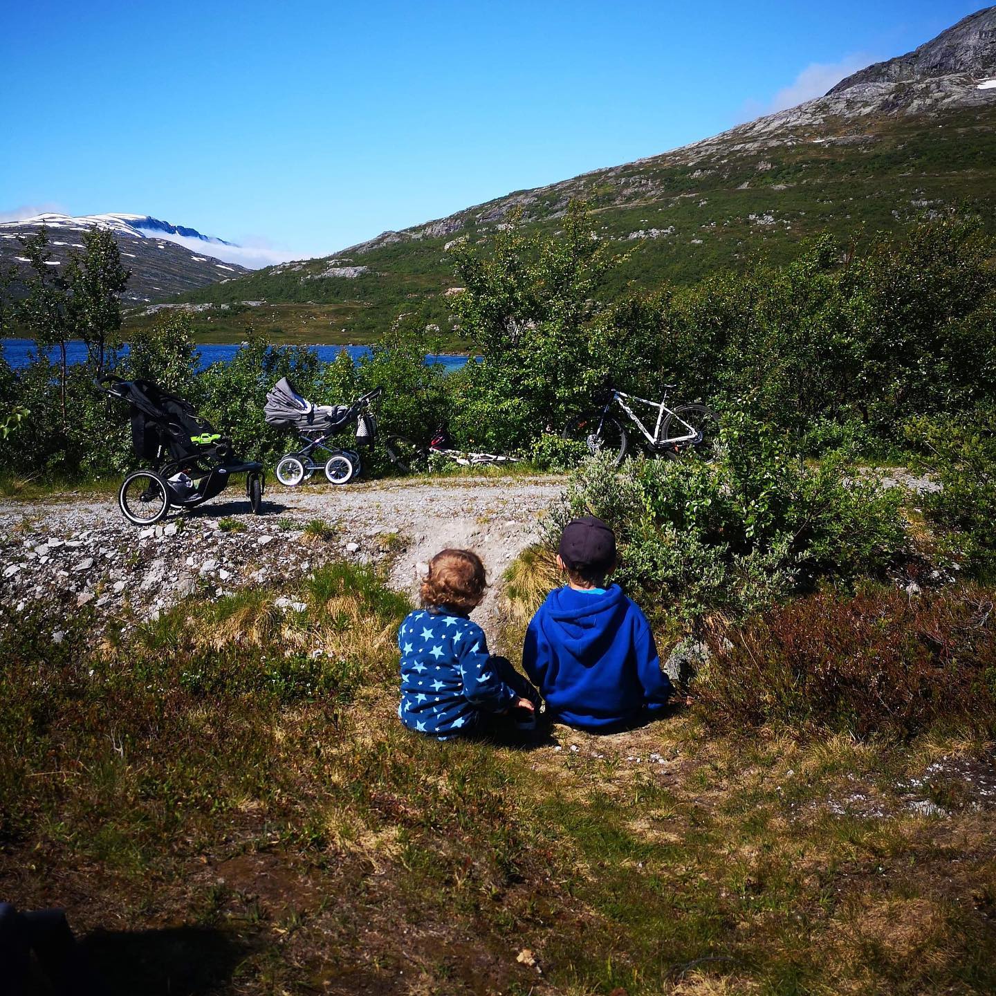 Barn på tur ved Tovatna med vogner og sykler
