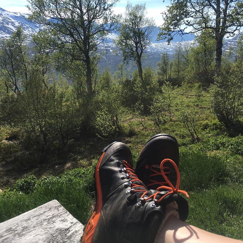Pause på fjelltur med fjellsko og utsikt